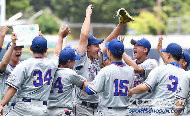 9일 서울 목동구장에서 열린 제80회 청룡기 고교야구선수권 대회 및 주말리그 왕중왕전 경기항공고와 경남고의 8강전. 9회말 1사까지 무실점으로 호투한 경기항공고 양우진이 마운드를 내려오며 동료들의 열렬한 환영을 받고 있다. 목동=정재근 기자 cjg@sportschosun.com/2025.7.9/