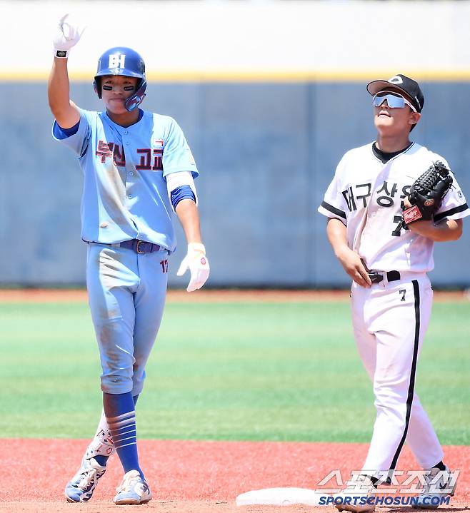10일 서울 목동구장에서 열린 제80회 청룡기 고교야구선수권 대회 및 주말리그 왕중왕전 부산고와 대구상원고의 준결승전. 9회초 1사 2루 부산고 안지원이 1타점 2루타를 친 후 환호하고 있다. 목동=정재근 기자 cjg@sportschosun.com/2025.7.10/
