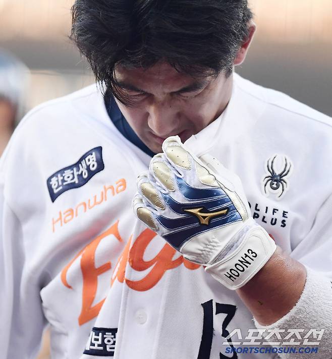 3회말 아찔했던 충돌 사고. 이후 경기를 이어간 한화 최재훈.