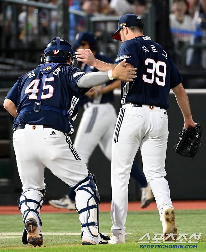 10일 부산 사직야구장에서 열린 두산과 롯데의 경기, 5회말 2사 1,3루 위기를 넘긴 두산 잭로그 김기연 배터리가 서로를 격려하고 있다. 부산=허상욱 기자wook@sportschosun.com/2025.07.10/