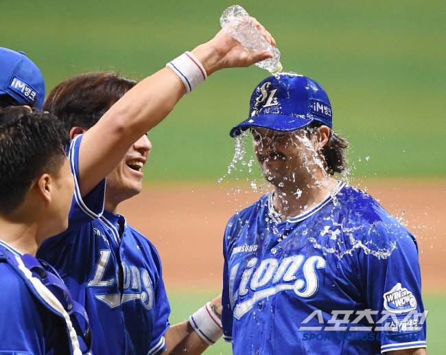 27일 서울 고척스카이돔에서 열린 삼성-키움전. 삼성 선발 코너가 1-0 완봉승을 거뒀다. 강민호가 코너의 모자에 물을 뿌리며 축하해주고 있다. 고척=정재근 기자 cjg@sportschosun.com/2024.8.27/