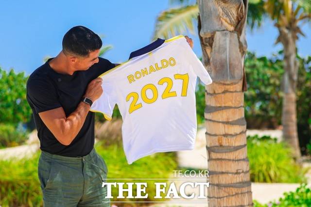 크리스티아누 호날두가 지난달 26일 사우디 리그 클럽 알나스르와 2027년까지 연장 계약을 맺고 기념 티셔츠를 들어 보이고 있다. /알나스르 X(트위터)