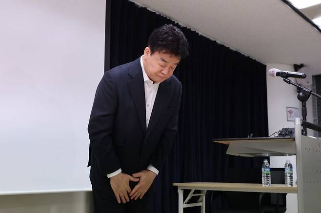 백종원 더본코리아 대표가 지난 3월28일 서울 서초구 스페이스쉐어 강남역센터에서 열린 첫 정기 주주총회에서 주주들을 향해 사과하고 있다. 연합뉴스