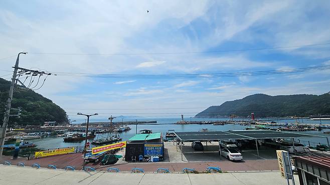 지난 4일 부산 강서구 가덕도 대항어촌계 사무실에서 바라본 항구의 모습./조은임 기자