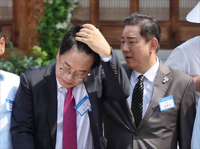 송언석 국민의힘 비상대책위원장 겸 원내대표가 8일 오전 서울 여의도 국회 사랑재에서 열린 K-바캉스 캠페인에서 김병기 더불어민주당 대표직무대행 겸 원내대표와 기념촬영 전 머리를 만지고 있다. ⓒ데일리안 홍금표 기자