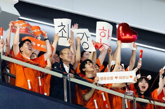 김승연 한화그룹 회장이 임직원들과 함께 경기를 관람하고 있다.ⓒ한화그룹
