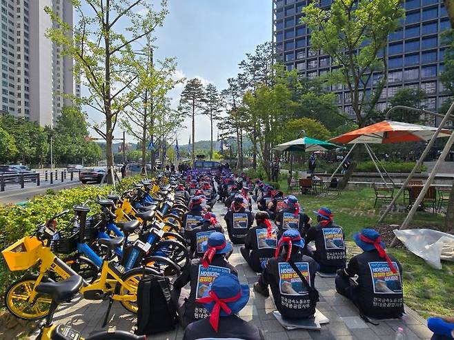 HD현대 계열사 노조가 지난 9일 경기도 성남시HD현대 R&D센터 앞에서 ‘2025년 단체교섭 요구안 쟁취 결의대회’를 진행하고 있다.ⓒHD현대 계열사 노동조합