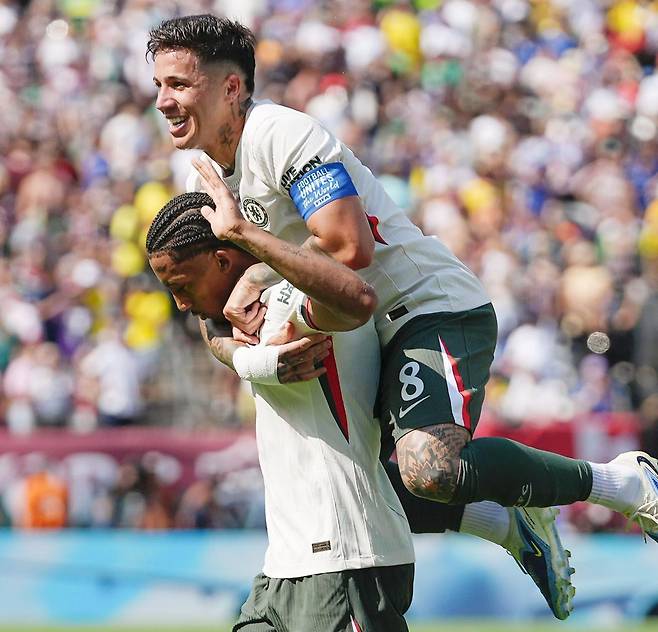 잉글랜드 프리미어리그(EPL) 첼시의 엔조 페르난데스(위)가 9일 열린 플루미넨시(브라질)와의 2025 국제축구연맹(FIFA) 클럽월드컵 준결승전에서 득점에 성공한 주앙 페드루의 등에 업혀 활짝 웃고 있다. 반면 친정팀 플루미넨시를 상대로 골을 넣은 페드루는 무표정한 얼굴로 세리머니를 자제하고 있다. 페드루가 두 골을 넣은 첼시가 2-0으로 승리해 결승에 올랐다. 이스트러더퍼드=AP 뉴시스