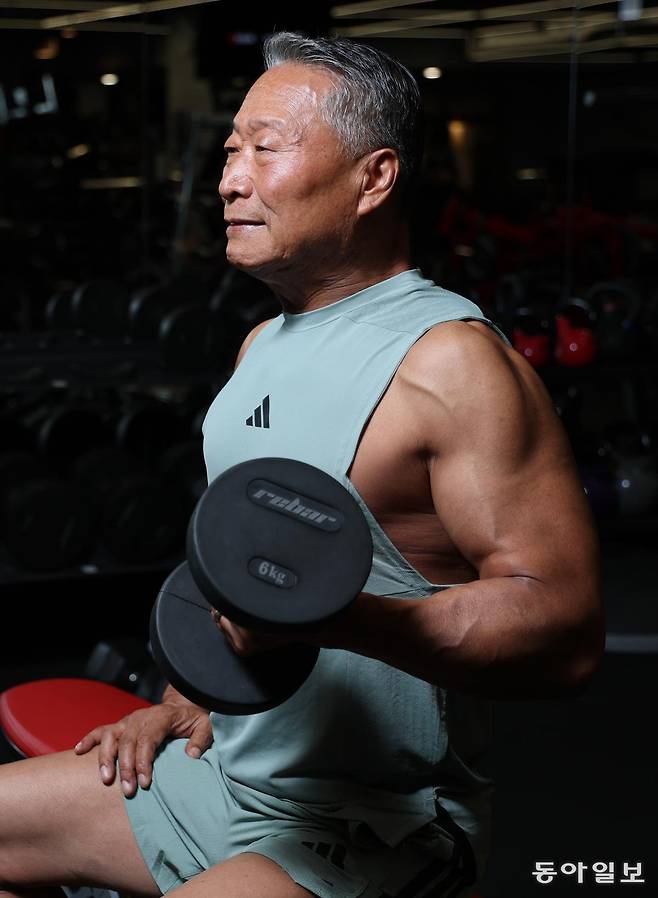 강찬수 씨가 서울 중구 피트니스101에서 근육 운동을 하고 있다. 약 15년 전 당뇨 전 단계 판정을 받아 헬스클럽을 다니기 시작한 강 씨는 4년 전부터 본격적으로 근육을 만들어 71세가 된 올해 5월 보디빌딩 대회에 처음 출전했다.
변영욱 기자 cut@donga.com