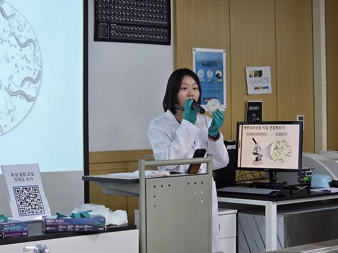 5일 오후 서울시립과학관 교육장에서 정채인 서울시립대 환경공학부 석사과정생이 시민들을 대상으로 '환경 속 독성 실험 교실' 수업을 진행하고 있다. 이병구 기자 2bottle9@donga.com