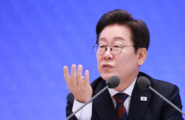 이재명 대통령이 지난 7월3일 청와대 영빈관에서 ‘대통령의 30일, 언론이 묻고 국민에게 답하다’ 취임 한달 계기 기자회견을 하며 취재진 질문에 답하고 있다.<연합뉴스 사진>