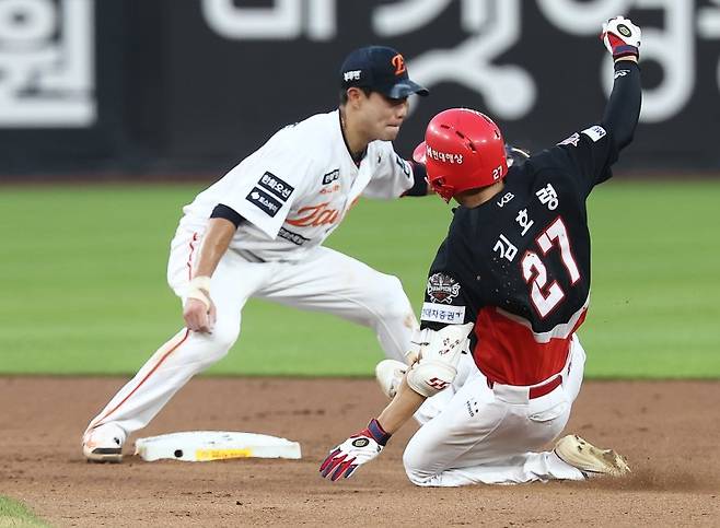 8일 대전 한화생명볼파크에서 열린 2025 신한 SOL 뱅크 KBO리그 KIA 타이거즈와 한화 이글스의 경기. 3회초 2사 2,3루 KIA 김호령이 2타점 적시타를 치고 2루로 슬라이딩하고 있다. 연합뉴스