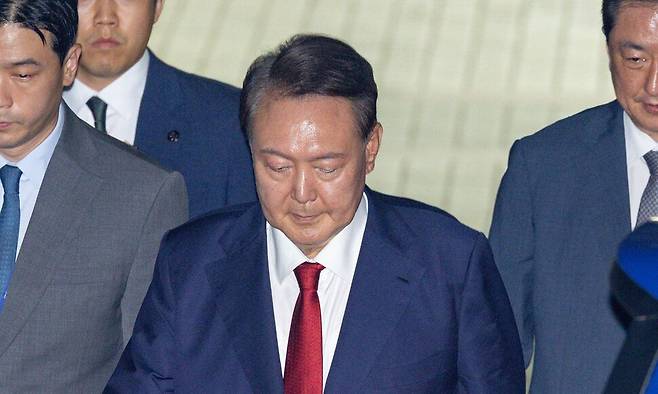12·3 비상계엄과 관련해 특검의 수사를 받는 윤석열 전 대통령이 9일 서울 서초구 서울중앙지법에서 열린 구속 전 피의자 심문(영장실질심사)이 끝난 뒤 법원을 떠나고 있다. 공동취재사진