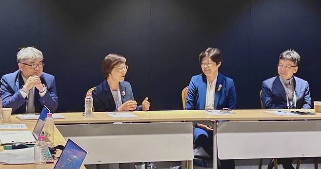 지난 3일 오후 AOS 2025 개최와 관련해 언론 간담회를 진행 중인 대한암학회 집행부. 왼쪽부터 지의규 제1총무위원장(서울대병원 방사선종양학과 교수), 박경화 학술위원장(고려대 안암병원 종양내과 교수), 라선영 이사장(연세암병원 종양내과 교수), 이근욱 제2총무위원장(분당서울대병원 종양내과 교수). 최지현 기자