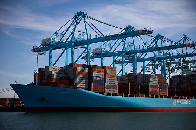 9일 미국 캘리포니아주 로스앤젤레스에 위치한 로스앤젤레스 항에서 컨테이너가 하역되고 있다. 로스앤제레스/EPA 연합뉴스