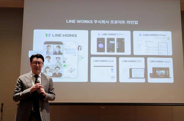 시마오카 다케시 라인웍스 최고경영자(CEO)가 9일 일본 오사카에서 열린 라인웍스 10주년 기자간담회에서 라인웍스에 AI 기술 도구를 추가해 '현장용 통합 업무 서비스'로 나아가겠다는 계획을 발표하고 있다. 네이버클라우드 제공