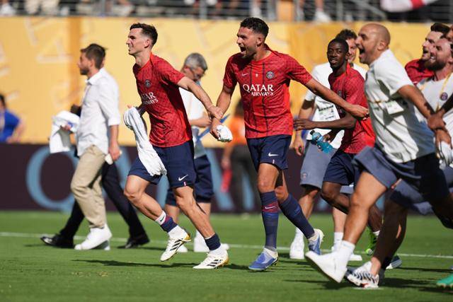 파리 생제르맹 선수단이 10일 미국 뉴저지즈 이스트 러더퍼드의 메트라이프 스타디움에서 열린 레알 마드리드와의 2025 클럽월드컵 준결승전 승리 후 활짝 웃으며 그라운드로 달려 나가고 있다. 이스트 러더퍼드=AP 연합뉴스