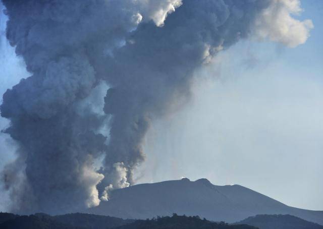 일본 남부 규슈 가고시마현에 위치한 기리시마산 봉우리인 신모에다케에서 2018년 3월 25일 분화가 발생해 검은 연기가 치솟고 있다. 기리시마=교도 연합뉴스