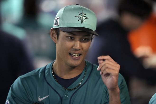 <yonhap photo-3623=""> Seattle Mariners' Shintaro Fujinami, of Japan, walks through the dugout after pitching in the eighth inning of a spring training baseball game against the Los Angeles Dodgers, Friday, March 7, 2025, in Peoria, Ariz. (AP Photo/Ross D. Franklin)/2025-03-08 13:52:45/ <저작권자 ⓒ 1980-2025 ㈜연합뉴스. 무단 전재 재배포 금지, AI 학습 및 활용 금지></yonhap>