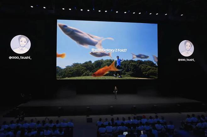 스마트폰을 접어 다양한 구도로 사진영상 촬영이 가능한 부분은 장점이다 / 출처=삼성전자