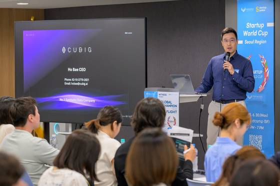 지난달 30일 서울 마포구 디캠프에서 미국 VC 페가수스테크벤처스와 스타트업정키가 공동 개최한 스타트업 월드컵 한국 결선에서 피칭 중 인 배호 큐빅 대표. 사진 스타트업정키