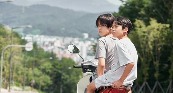 영문 역할을 맡은 최현진 배우는 지난달 25일 기자간담회에서 "이름처럼 영문도 모른채 대본을 계속 읽었다. '여름이 지나가면' 어떻게 되는거지? 란 질문을 계속 던졌다"고 말했다. 청소년기를 나고 있는 배우들에게 감독의 기획의도는 전달되지 않았을 지도 모른다. 그럼에도 장 감독은 "다 이해하지 않아도 좋으니 한 장면 한 장면씩 충실해달라"고 주문했다. 사진 엣나인필름