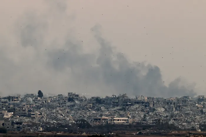 지난 6일(현지시간), 이스라엘 접경 지역에서 바라본 가자지구. 폭발 이후 연기가 피어오르고 있다. 로이터연합뉴스