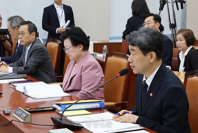 이주호 교육부총리가 10일 국회 교육위에서 열린 리박스쿨 청문회에서 의원질의에 답하고 있다. 박민규 선임기자