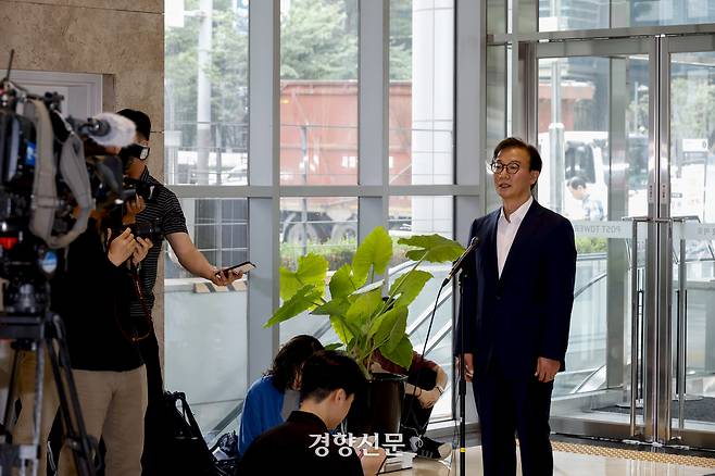 이재명 정부 첫 해양수산부 장관에 발탁된 전재수 후보자가 지난달 25일 서울 마포구 포스트타워에 마련된 인사청문회 준비단 사무실로 출근하며 취재진 질문에 답하고 있다. 문재원 기자