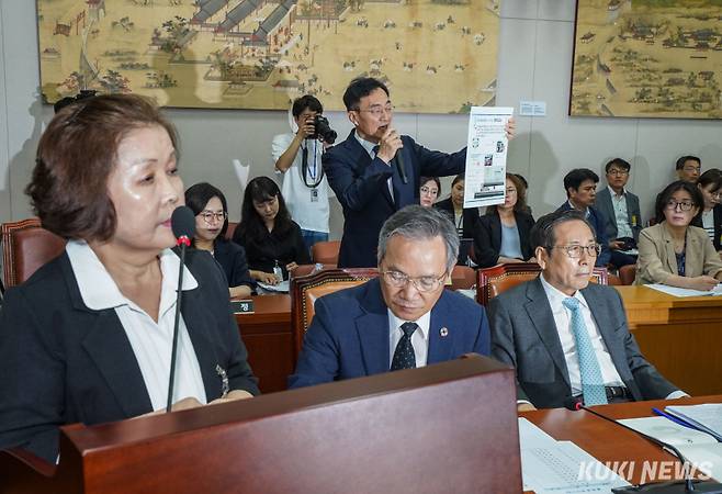 장신호 서울교대 총장이 10일 서울 여의도 국회 교육위원회에서 열린 리박스쿨 청문회에서 발언하고 있다.