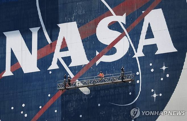 미국 플로리다 케네디우주센터 외벽의 NASA 로고. AFP 연합뉴스