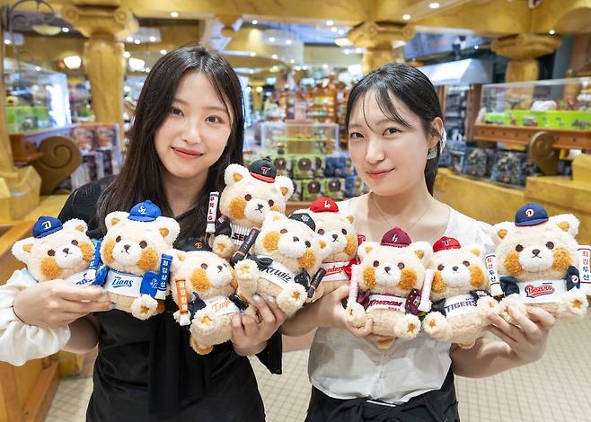 에버랜드가 한국야구위원회(KBO), '레시앤프렌즈'와 손잡고 'KBO 최강레시 스토어'를 11일 오픈했다. 9개 구단을 테마로 꾸민 이 매장에선 키링, 봉제인형, 파우치 등 110여 종의 한정판 굿즈를 판매한다. 에버랜드