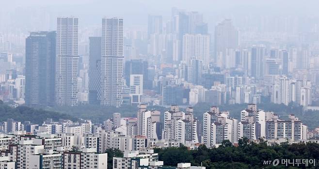 (서울=뉴스1) 김성진 기자 = 정부의 초강력 대출 규제가 서울 아파트 매매 시장에 직접적인 영향을 주고 있다. 규제 발표 이후 불과 일주일 만에 계약서를 작성하고도 매매를 포기하는 사례가 200건을 넘겼다. 6일 국토교통부 실거래가시스템에 따르면 올해 들어 지난 4일까지 계약을 체결한 서울 아파트 중 취소된 건수는 는 총 3343건이다. 이 가운데 지난달 27일 정부가 대출 규제를 발표한 이후 일주일 동안만 255건이 취소돼 약 7.6%를 차지했다. 사진은 이날 서울 남산에서 바라본 서울 아파트 단지 모습. 2025.7.6/뉴스1 Copyright (C) 뉴스1. All rights reserved. 무단 전재 및 재배포, AI학습 이용 금지. /사진=(서울=뉴스1) 김성진 기자