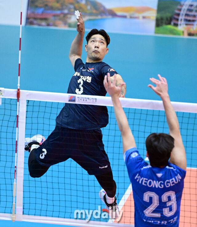 2025년 7월 6일 충청북도 단양군체육관에서 '2025 한국실업배구연맹&프로배구퓨처스 챔프전 단양대회', 우리카드와 화성특례시청의 경기가 열렸다.화성특례시청 최익제가 스파이크를 하고 있다./마이데일리