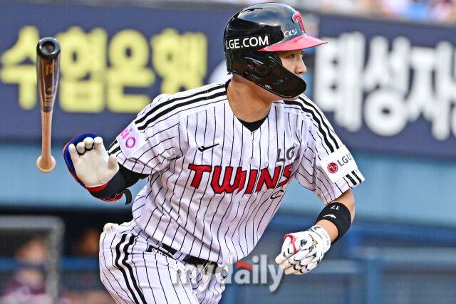 9일 서울 잠실야구장에서 열린 '2025 신한 SOL BANK KBO리그' 키움 히어로즈와 LG 트윈스 경기. LG 박해민이 2회말 1사에 안타를 치고 있다./잠실 = 한혁승 기자