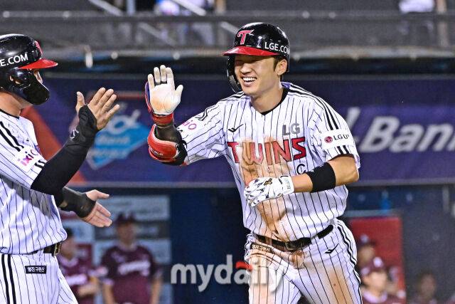 9일 서울 잠실야구장에서 열린 '2025 신한 SOL BANK KBO리그' 키움 히어로즈와 LG 트윈스 경기. LG 박해민이 7회말 1사 1-2루에 안타를 친 후 슬라이딩 득점을 올리고 기뻐하고 있다./잠실 = 한혁승 기자