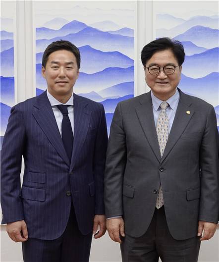 (사진왼쪽)대한민국 제헌국회의원 유족회 윤인구 회장 (사진 오른쪽)우원식 국회의장