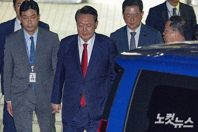 12·3 불법계엄 사태로 특검 수사를 받는 윤석열 전 대통령이 9일 서울 서초구 서울중앙지방법원에서 열린 구속 전 피의자 심문(영장실질심사)을 마치고 대기 장소인 서울구치소로 이동하고 있다. 사진공동취재단