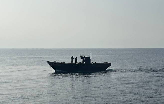 북한 주민들은 태운 선박이 9일 동해상에서 이동하고 있다. 통일부 제공