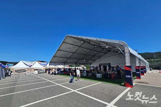 강원·춘천 2025 세계태권도문화축제가 열리고 있는 10일 오후 강원 춘천 송암스포츠타운 경기장을 찾은 관광객과 선수들이 더위를 피해 냉방시설이 설치된 대형 천막에서 휴식을 취하고 있다. 구본호 기자