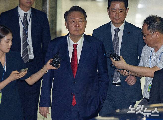 12·3 불법계엄 사태로 특검 수사를 받는 윤석열 전 대통령이 9일 서울 서초구 서울중앙지방법원에서 열린 구속 전 피의자 심문(영장실질심사)을 마치고 대기 장소인 서울구치소로 이동하고 있다. 사진공동취재단