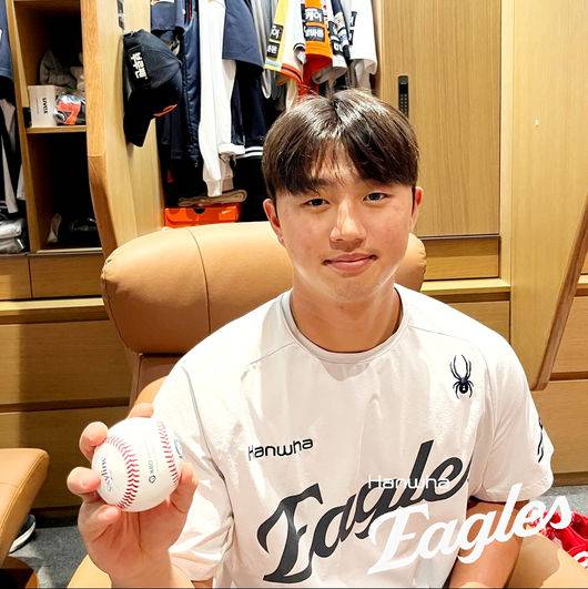 한화 이원석이 첫 만루 홈런 기념구를 들고 포즈를 취하고 있다. /한화 이글스 제공