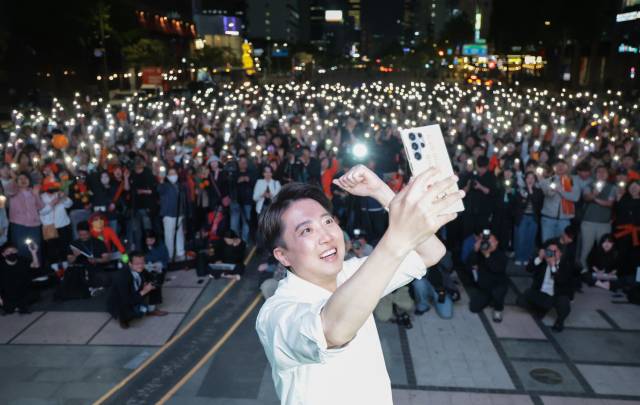 ▲개혁신당 이준석 대선 후보가 제21대 대통령 선거 공식 선거운동 첫날인 12일 서울 청계광장에서 열린 출정식에서 사진을 찍고 있다. ⓒ연합뉴스