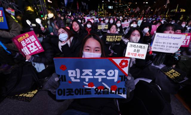 ▲24일 오후 서울 종로구 지하철 3호선 경복궁역 인근에서 '윤석열즉각퇴진·사회대개혁 비상행동' 주최 메리퇴진크리스마스 민주주의 응원봉 콘서트가 진행되고 있다. ⓒ연합뉴스