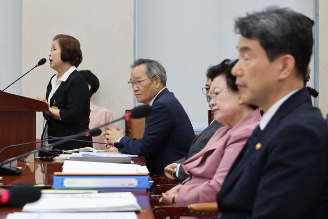 ▲손효숙 리박스쿨 대표가 10일 국회 교육위원회에서 열린 리박스쿨 청문회에 참석해 극우 역사교육과 관련한 더불어민주당 고민정 의원의 질의에 답하고 있다. ⓒ연합뉴스