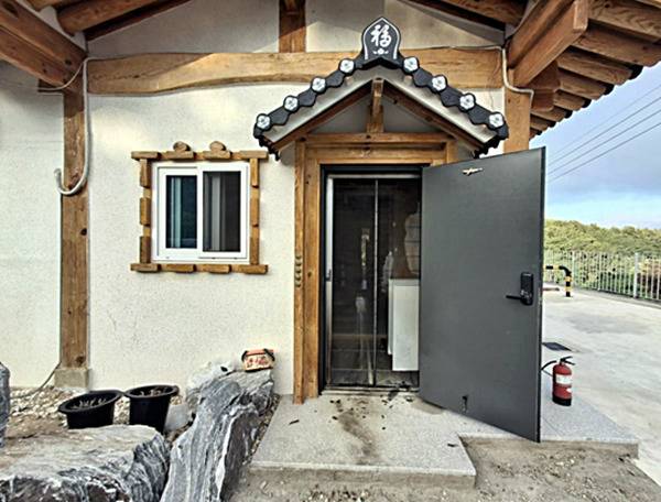 불에 그을린 펜션 모습. 경북소방본부 제공