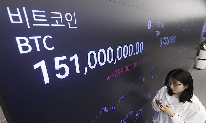 10일 서울 강남구 업비트 고객센터 전광판에 가상화폐 비트코인 시세가 나오고 있다. 뉴시스