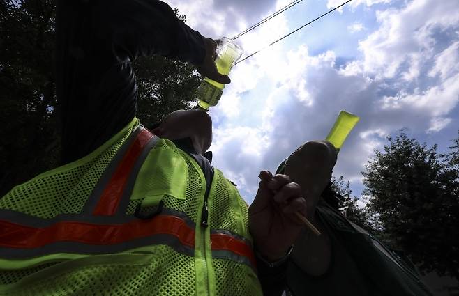 전국 대부분 지역에 폭염 특보가 내려진 9일 서울의 한 건설 현장 노동자가 더위를 식히기 위해 이온음료를 마시고 있다. 지난달 말부터 이어진 살인적인 폭염이 계속되면서 야외에서 일하는 이들의 고통이 커지고 있다. 기상청은 폭염이 최소 이번 주말까지 이어질 것으로 전망했다. 뉴시스