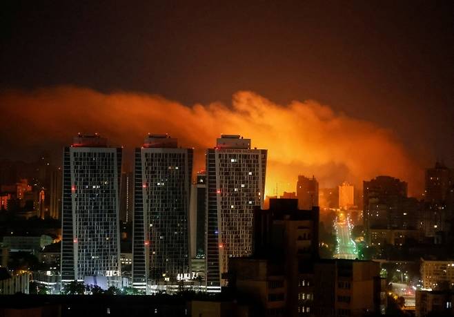 지난 8일 밤에서 9일까지 러시아의 드론과 미사일이 우크라이나 수도 키이우를 공격했다. 사진은 러시아 공격으로 밝아진 키이우 하늘. 로이터 연합뉴스