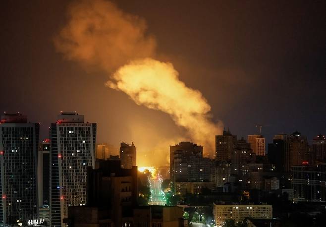 지난 8일 밤에서 9일까지 러시아의 드론과 미사일이 우크라이나 수도 키이우를 공격했다. 사진은 러시아 공격으로 밝아진 키이우 하늘. 2025. 07. 10 로이터 연합뉴스